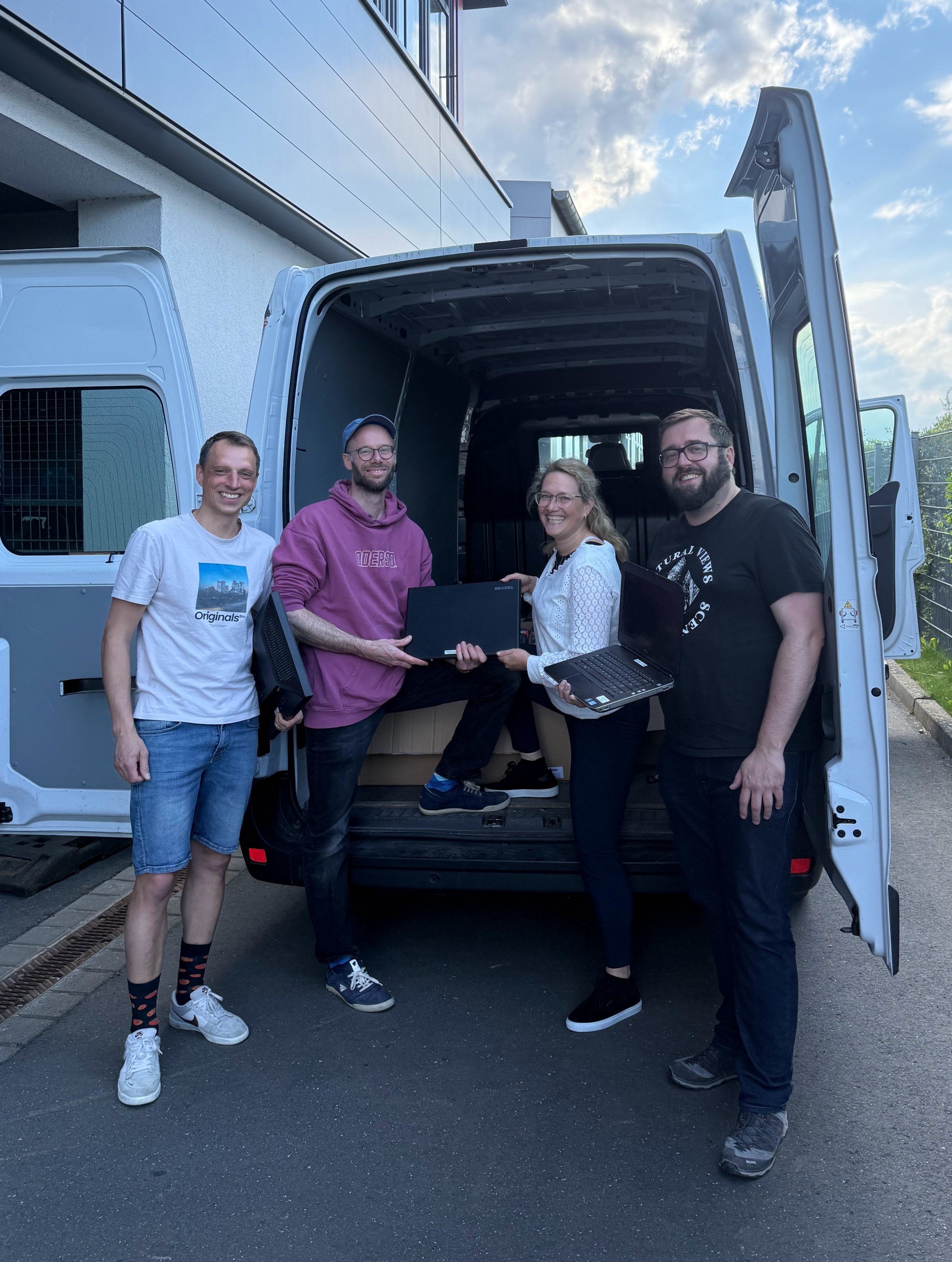 Übergabe Hardwarespende Clario